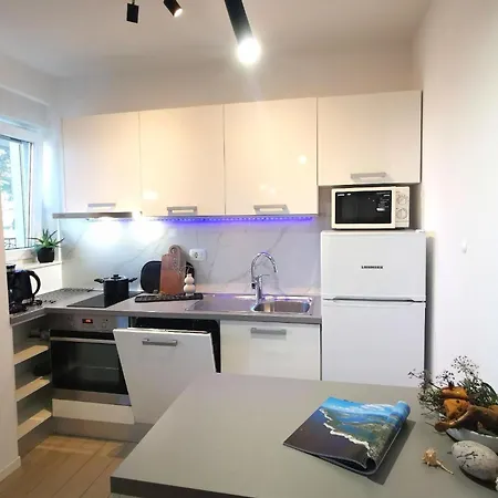 Apartment Mit Terrasse, Garten Und Gemeinschaftspool *