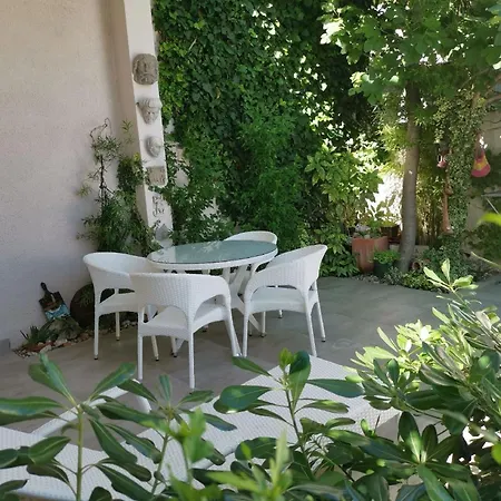 Apartment Mit Terrasse, Garten Und Gemeinschaftspool *