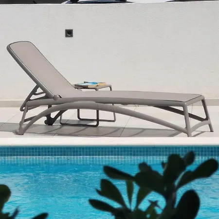 Mit Terrasse, Garten Und Gemeinschaftspool Apartment