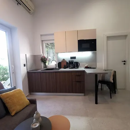 Romantische Luxuswohnung Mit Garten, Pool