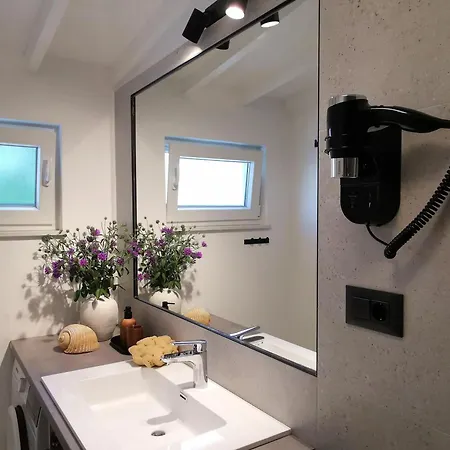 Apartment Romantische Luxuswohnung Mit Garten, Pool