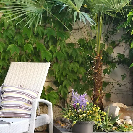 Apartment Romantische Luxuswohnung Mit Garten, Pool