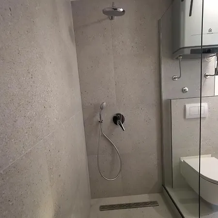 Romantische Luxuswohnung Mit Garten, Pool *